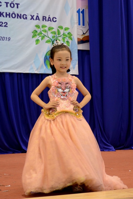 Giving gift portions to pupils on the occasion of Mid-Autumn Festival